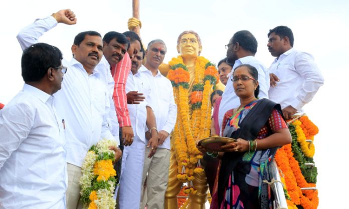 Harish Rao Unveils Chakali Ilamma Statue in Siddipet