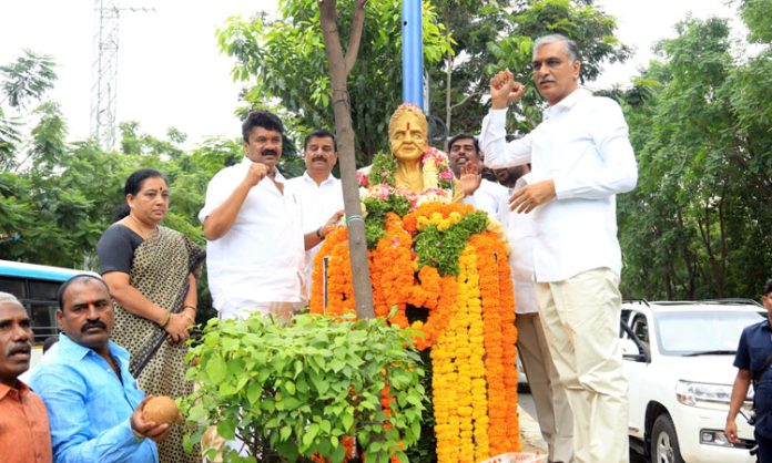 Harish Rao pays tribute to Chakali Ilamma