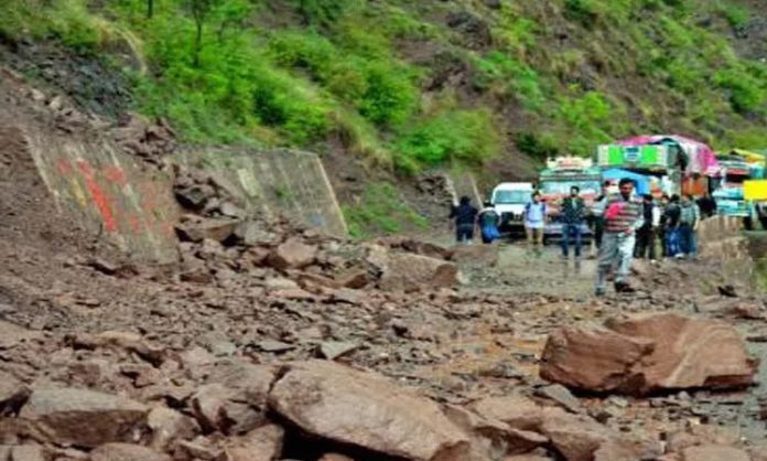 Landslide hits truck on Jammu-Srinagar