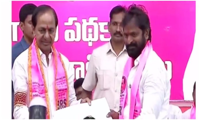 CM KCR handed over B-forms to BRS candidates