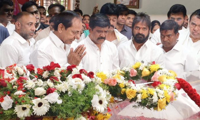 CM KCR pays tribute to Vemula Manjulamma's death