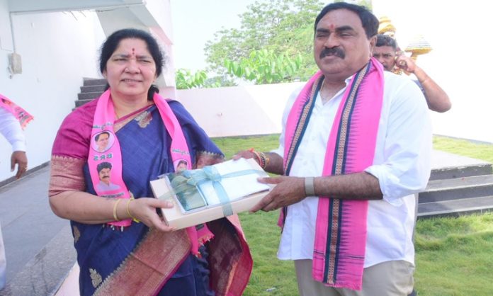 Minister Errabelli Dayakar Rao gifted sari to Satyavati Rathod