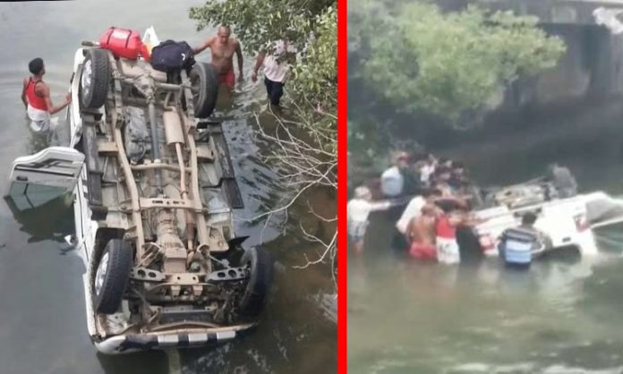 Five killed Car overturned in river At Jharkhand