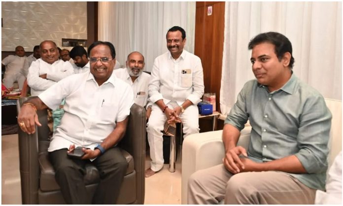 Minister KTR at Ponnala Lakshmaiah House