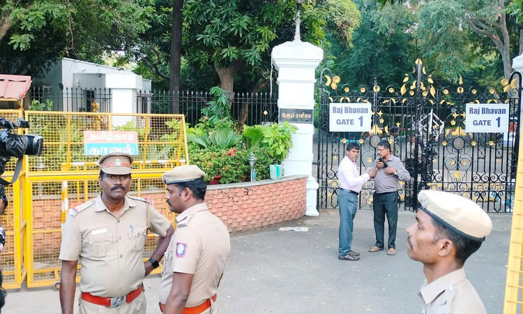 రాజ్‌భవన్‌పై పెట్రోల్ బాంబు దాడి..
