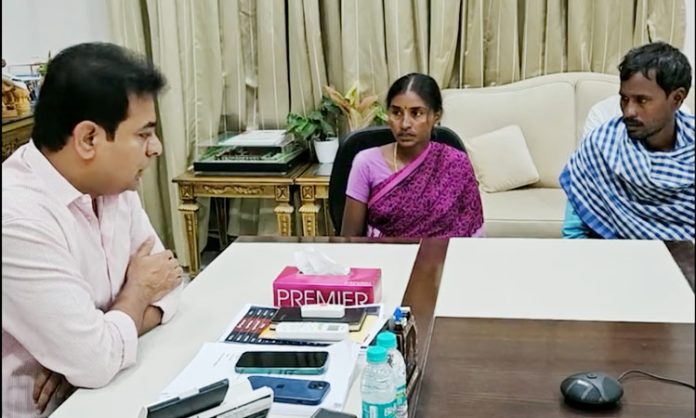 Pravallika family members met Minister KTR