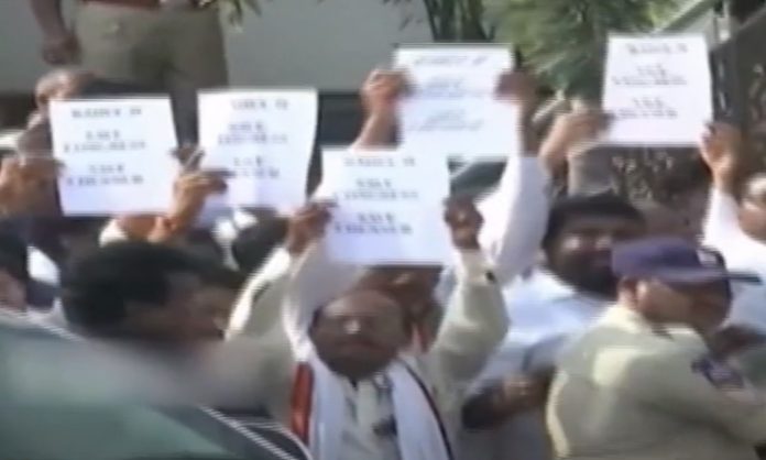 Placards at Rahul Gandhi hotel