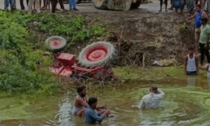 Three killed in Tractor plunged into Manjira River