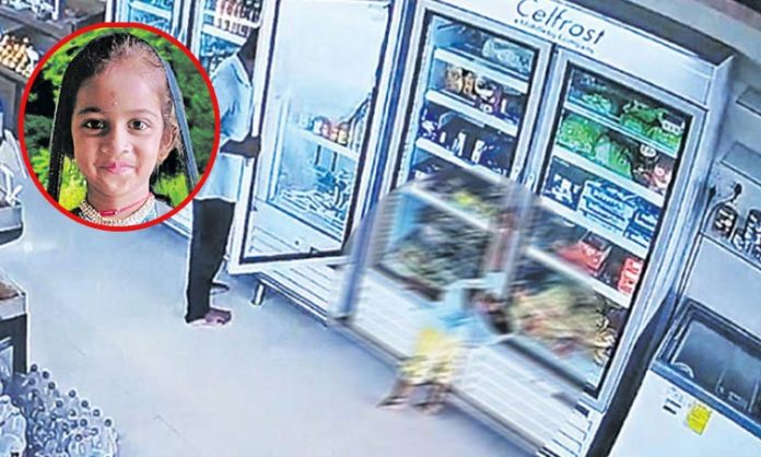 Girl dead in S Mart mall