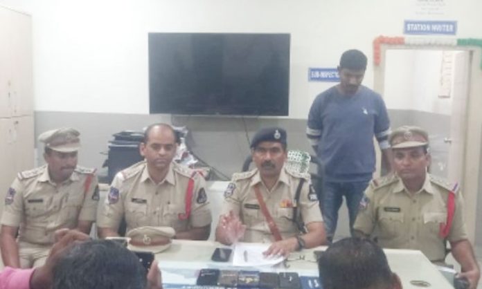 Youth arrested by Begumpet Police for stealing mobile