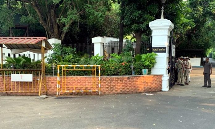 Man arrested for throwing petrol bombs at Chennai Raj Bhavan Gate