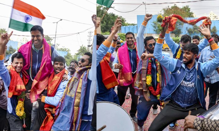 badminton players gets grand welcome at Shamshabad Airport