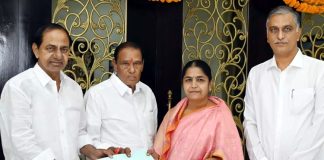KCR Gives B Form to Sunitha Laxma Reddy