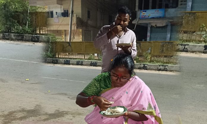 BRS Mulugu MLA candidate eating idli