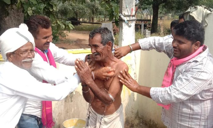 BRS activists bathed the voter in yadadri bhuvanagiri