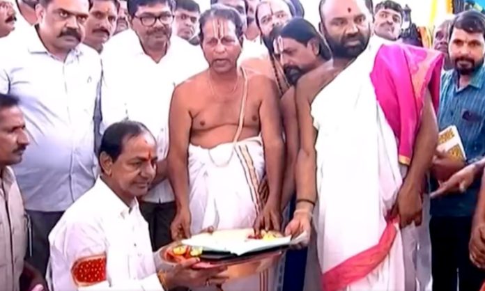 KCR Perform Special Pooja at Konaipally Temple