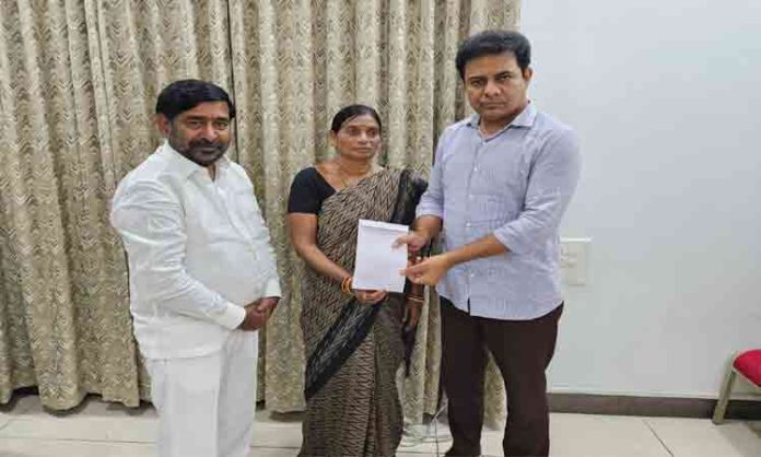 Shankaramma gave a check of one lakh rupees for BRS party elections