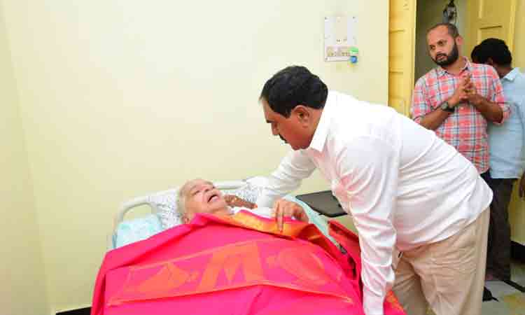 Chukka Ramaiah blesses Minister Errabelli