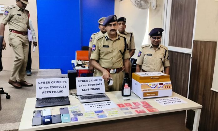 Gang arrested for withdrawing cash with fake fingerprints