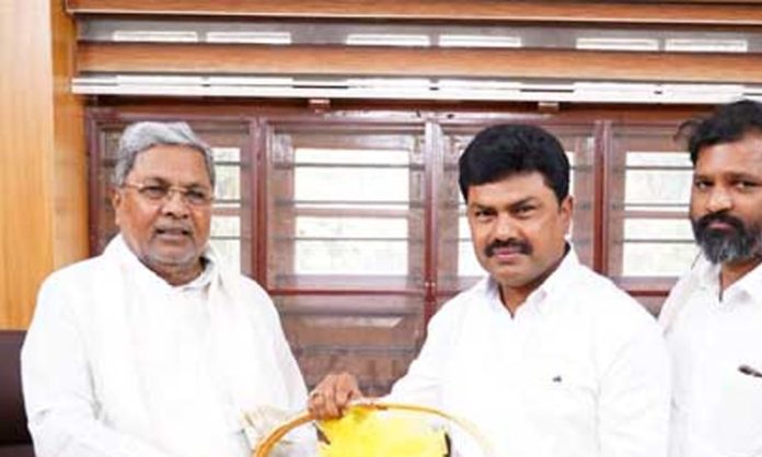 MP BY Raghavendra met CM Siddaramaiah