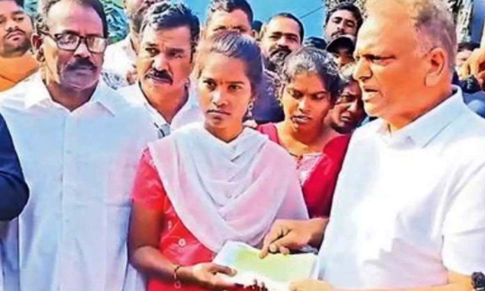 Ex Minister Malladi gave Rs 5 lakh checks to Barrelakka