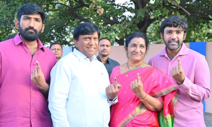 Boinapalli Vinod Kumar cast vote