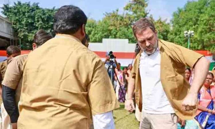 Rahul Gandhi interacts with auto drivers