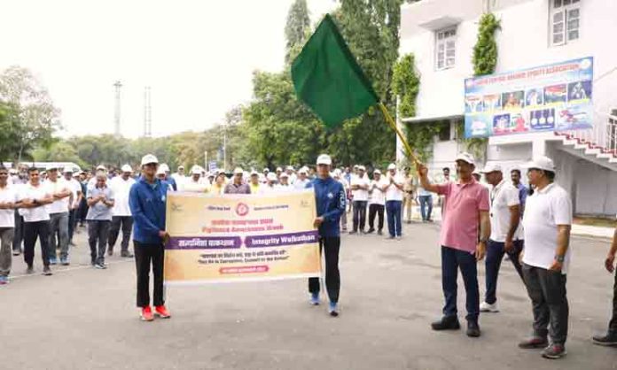 GM Arun Kumar Jain participated in the DM Railway Integrity Walkathon