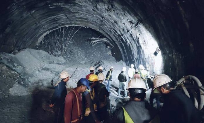 Workers trapped in tunnel caught on camera