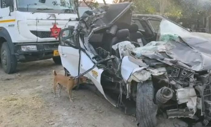 Car collided with truck in Maharashtra