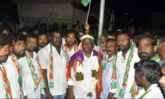 BRS Activists join Congress at presence of Mandula Samuel