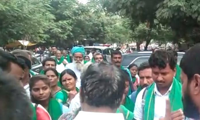 Congress leaders attack on Karnataka farmers