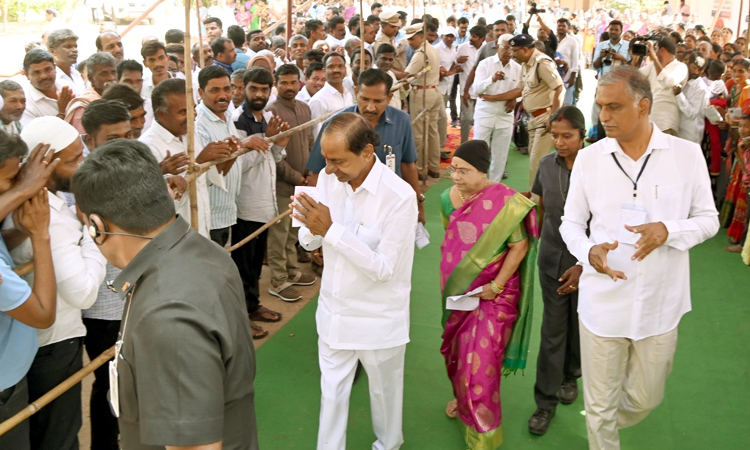 KCR Cast Vote at Chintamadaka Village