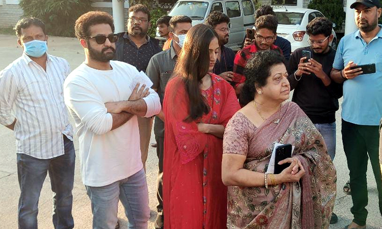 Tollywood Actors cast their vote in Hyderabad