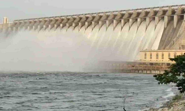 AP Officers Released 2k Cusecs water from Nagarjuna Sagar Project