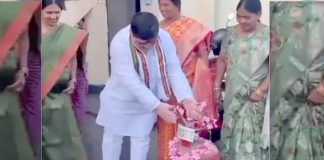Ponnam Prabhakar Cast Vote in Husnabad
