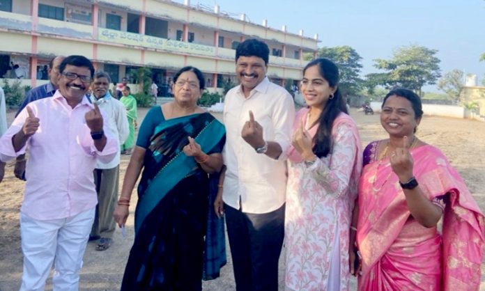 PM Santosh Kumar Cast Vote in Rajanna Sircilla