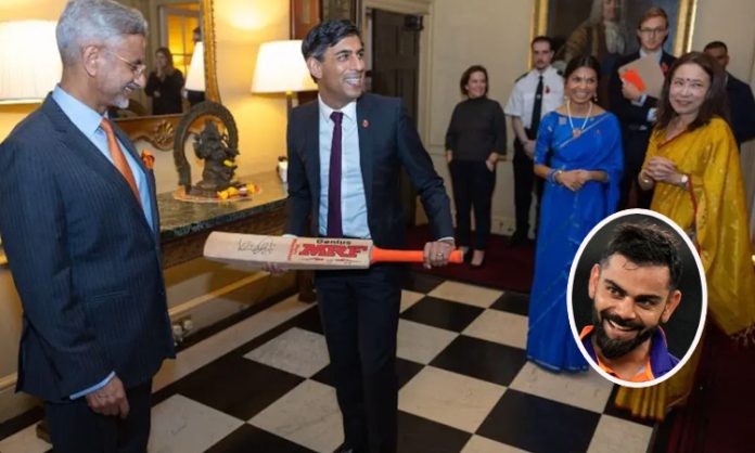 Virat Kohli bat gift to rishi sunak