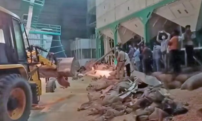 10 workers trapped under pile of heavy bags in Karnataka warehouse