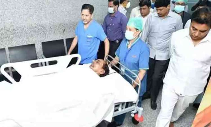 KCR slipped at home... treated at Yashoda Hospital