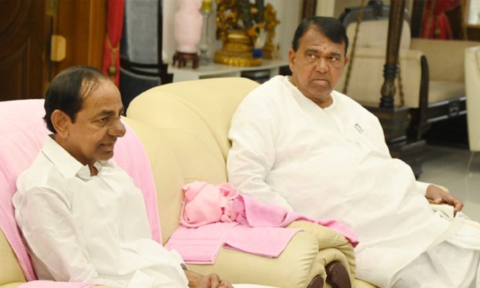 KCR met BRS party leaders in Erravelli