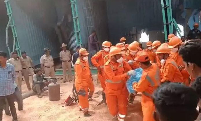 Seven people died after heavy processing machine collapsed