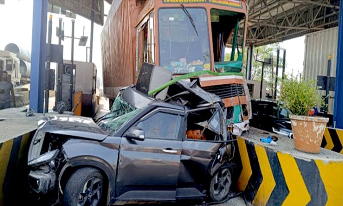 Lorry rammed into Car at Indalwai Toll Plaza