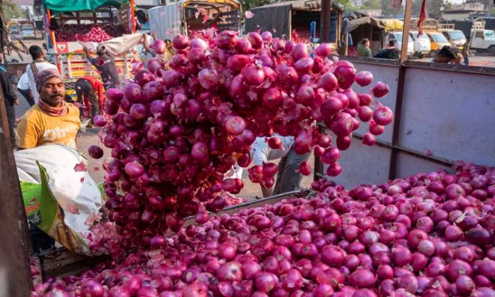 Onion farmers protest in maharashtra