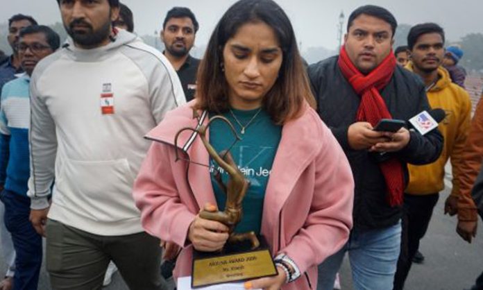 Vinesh phogat return awards