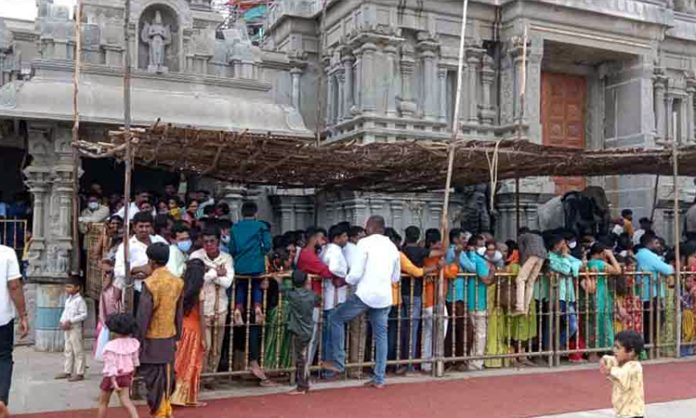 Huge Devotees Visit Yadadri Temple