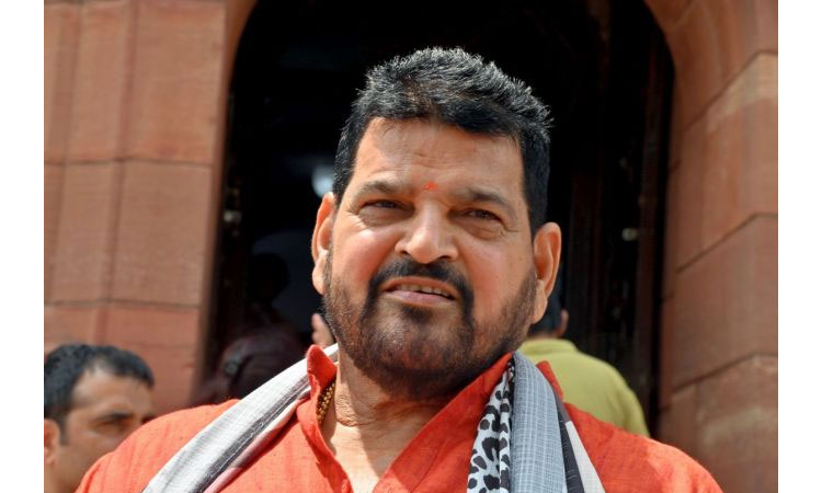 రెజ్లర్లతో బ్రిజ్ భూషణ్ దాదాగిరి..