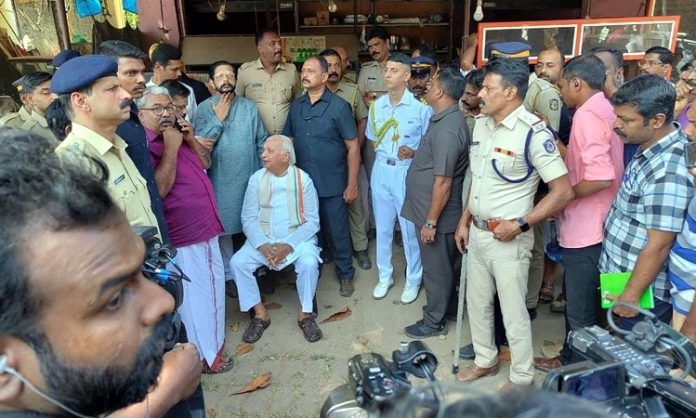 Kerala Governor dharna on road in Kollam district