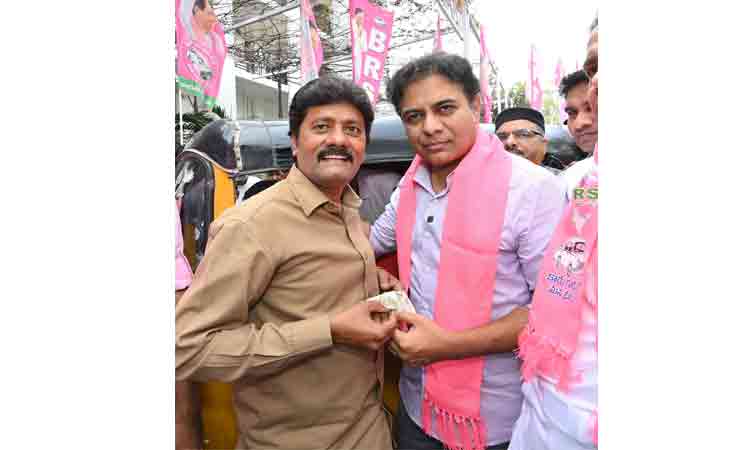 KTR by auto to Telangana Bhavan