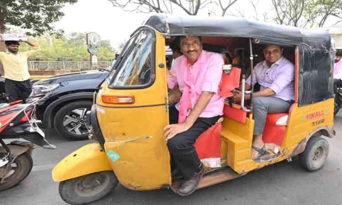 KTR by auto to Telangana Bhavan